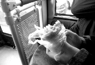 最恐怖公交车早点：韭菜馅包子为最恐怖公交早点，为啥要在车上吃