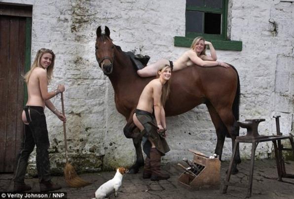 慈善就要裸体？英国15名女骑手裸体出镜拍慈善日历组图