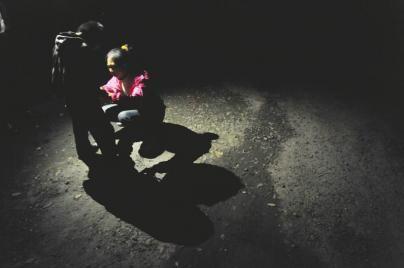 虐童体罚：四川一校园保安惩罚迟到小学生互弹生殖器