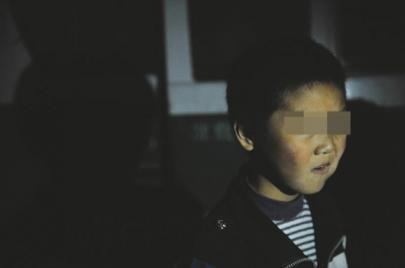 虐童体罚：四川一校园保安惩罚迟到小学生互弹生殖器