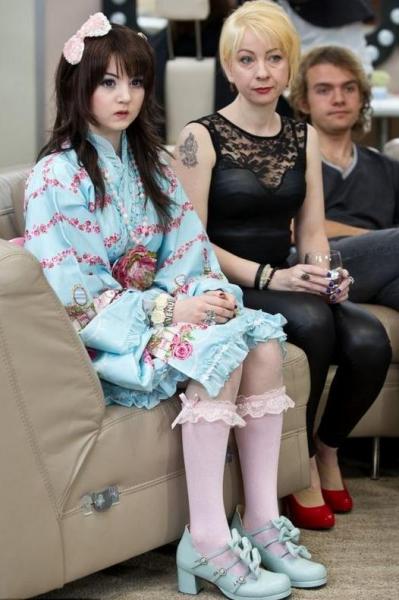 英国15岁瓷娃娃少女爆红网络遭追捧，有网友称是怪胎