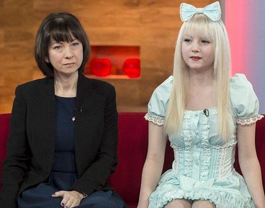 英国15岁瓷娃娃少女爆红网络，专家担心潮流使青少年早熟