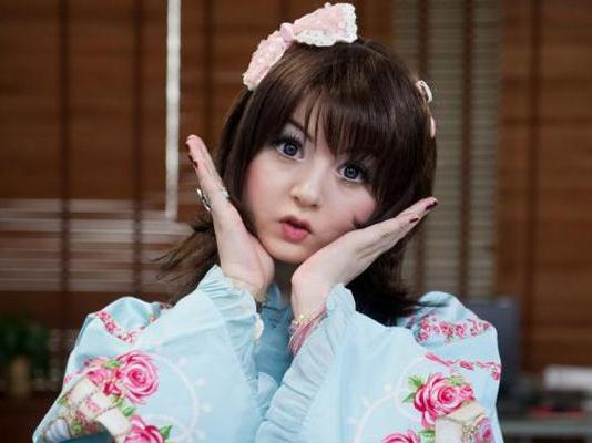 英国15岁瓷娃娃少女爆红网络遭追捧，有网友称是怪胎