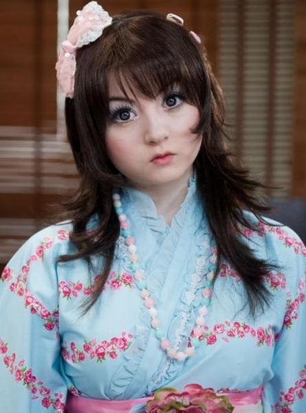 英国15岁瓷娃娃少女爆红网络，专家担心潮流使青少年早熟