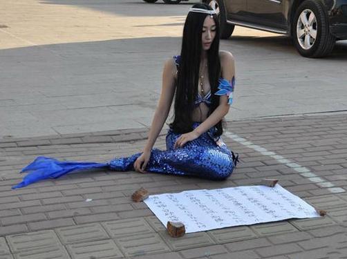 沧州街头蓝色美人鱼自称来自钓鱼岛,疑SG珍珠项链商业炒作