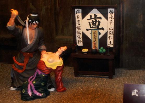 武二郎杀嫂祭兄，台儿庄古城景区建武松杀嫂祭兄雕塑，潘金莲胸部竟全裸惹争议