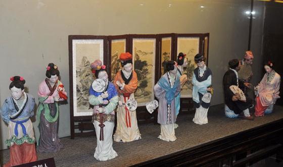 吴神仙贵贱相人，台儿庄古城景区建武松杀嫂祭兄雕塑，潘金莲胸部竟全裸惹争议