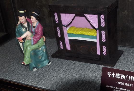 台儿庄古城景区建武松杀嫂祭兄雕塑，潘金莲胸部竟全裸惹争议