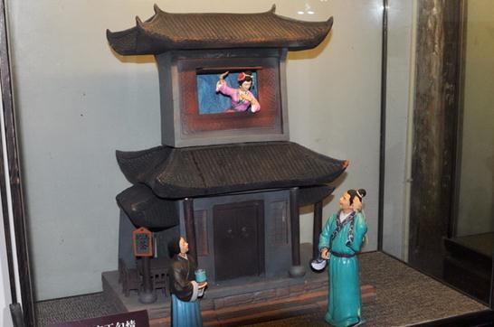 西门庆帘下勾情，台儿庄古城景区建武松杀嫂祭兄雕塑，潘金莲胸部竟全裸惹争议