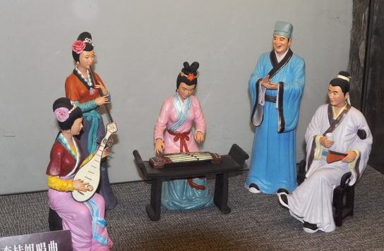 献殷勤李桂姐唱曲，台儿庄古城景区建武松杀嫂祭兄雕塑，潘金莲胸部竟全裸惹争议