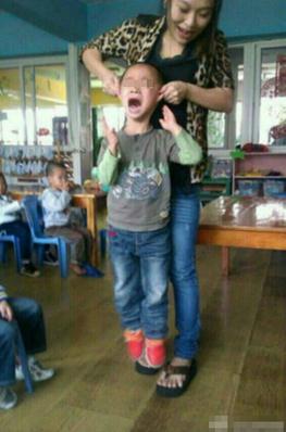 变态90后女教师揪幼童双耳离地20厘米，网友人肉搜索出女教师多张虐童照