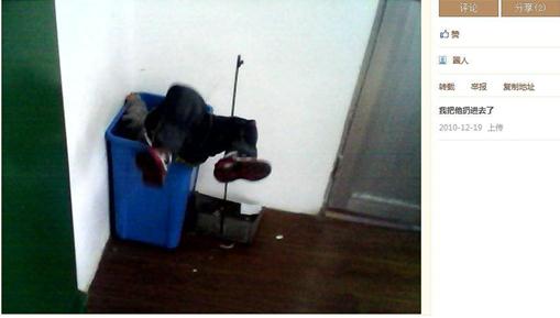 变态90后女教师揪幼童双耳离地20厘米，网友人肉搜索出女教师多张虐童照