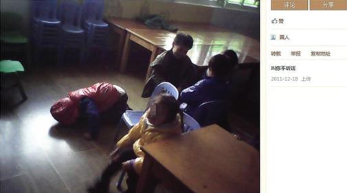 变态90后女教师揪幼童双耳离地20厘米，网友人肉搜索出女教师多张虐童照