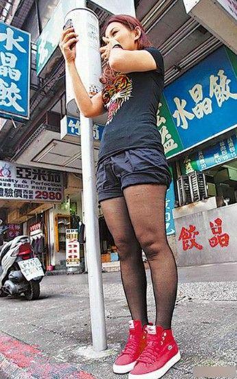 台湾贱男子驾车尾随热裤丝袜女子800米手淫自慰，女子录影取证