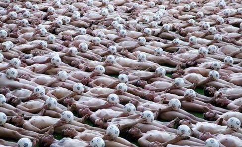 十八万人集体群裸场面壮观，将艺术进行到底与色情决无关系