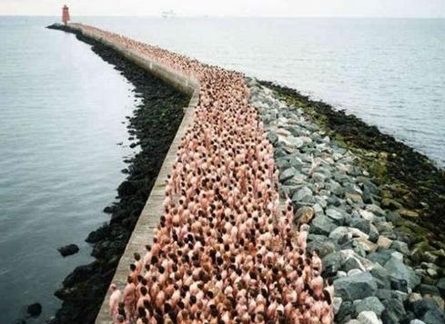 十八万人集体群裸场面壮观，将艺术进行到底与色情决无关系