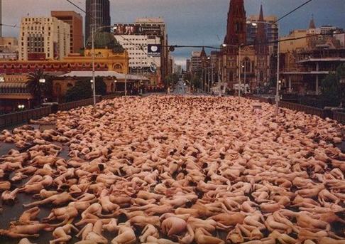十八万人集体群裸场面壮观，将艺术进行到底与色情决无关系