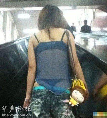 姐,穿这样也逛街?内裤外穿太霸气鸟