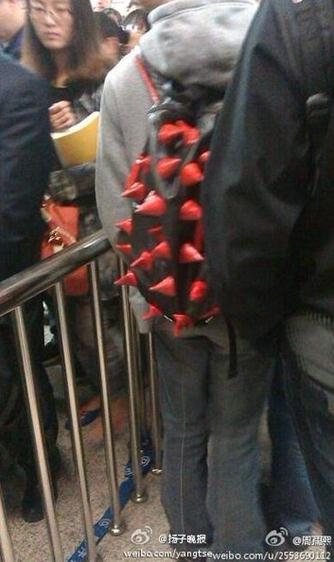 男子背“刺猬包”乘地铁，表面镶尖锐铆钉成“凶器”有安全隐患