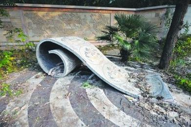 网曝紫金山麓现史上最贵“天价”狗墓，官方回应：狗墓系雕像遭业主曲解