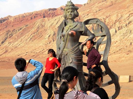 新疆“铁扇公主”雕塑胸脯遭游客摸至掉色，牛魔王鼻子失色