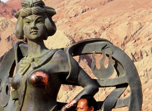 新疆“铁扇公主”雕塑胸脯遭游客摸至掉色，牛魔王鼻子失色