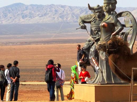 新疆“铁扇公主”雕塑胸脯遭游客摸至掉色，牛魔王鼻子失色