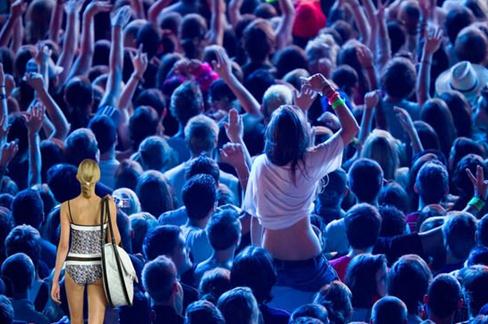 自行车轮胎还是方向盘？香奈儿新款呼啦圈包造恶搞演唱会现场