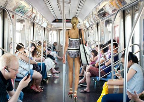 自行车轮胎还是方向盘？香奈儿新款呼啦圈包造恶搞地铁上