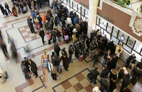 自行车轮胎还是方向盘？香奈儿新款呼啦圈包造恶搞