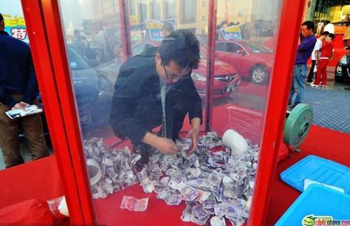 哥洗的是“金钱浴”,山东日照汽车展商家推“金钱浴”促销