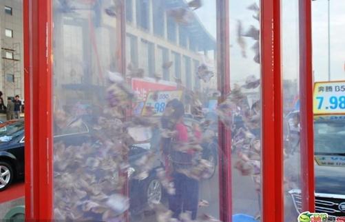 哥洗的是“金钱浴”,山东日照汽车展商家推“金钱浴”促销