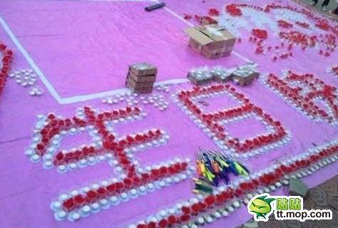 吊丝能逆袭么?男子赴大学点3千支蜡烛求婚,保安花半小时吹灭