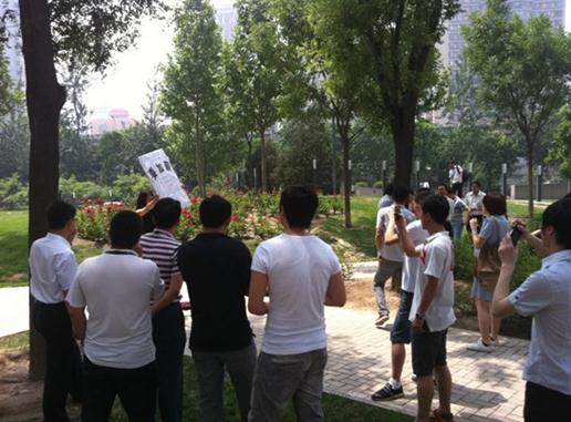 妙龄女郎当众脱衣举起“要加薪”的牌子，碉堡了，对面写字楼女白领脱光求老板加薪