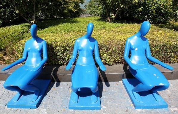苏州景区金鸡湖畔现裸女座椅，坐