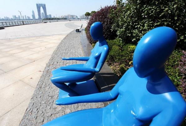 苏州景区金鸡湖畔现裸女座椅，坐