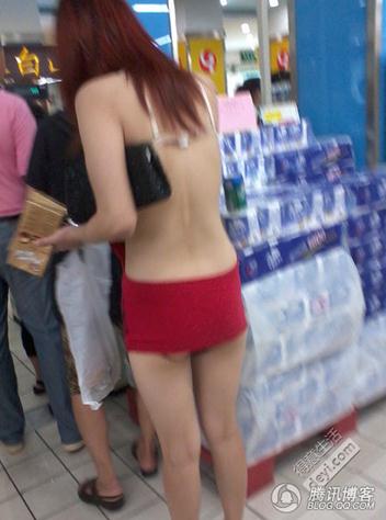碉堡了!武汉红钢城超市暴露裸女露臀装频出没,又换新战衣