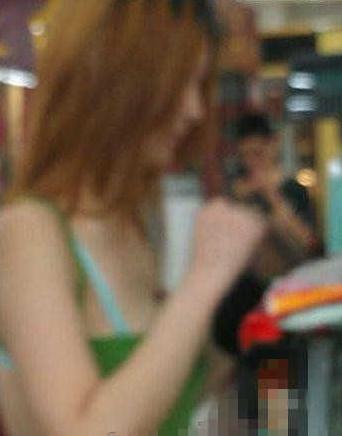 碉堡了!武汉红钢城超市暴露裸女露臀装频出没,又换新战衣