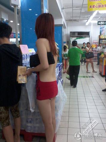 碉堡了!武汉红钢城超市暴露裸女露臀装频出没,又换新战衣