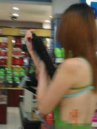 碉堡了！武汉红钢城超市暴露裸女露臀装频出没，又换新战衣