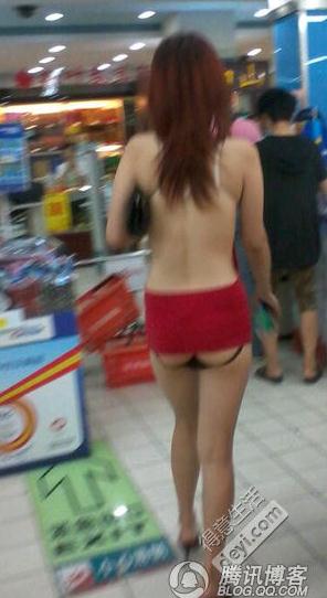 碉堡了!武汉红钢城超市暴露裸女露臀装频出没,又换新战衣