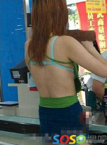 碉堡了!武汉红钢城超市暴露裸女露臀装频出没,又换新战衣