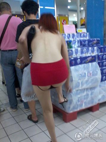 碉堡了！武汉红钢城超市暴露裸女露臀装频出没，又换新战衣