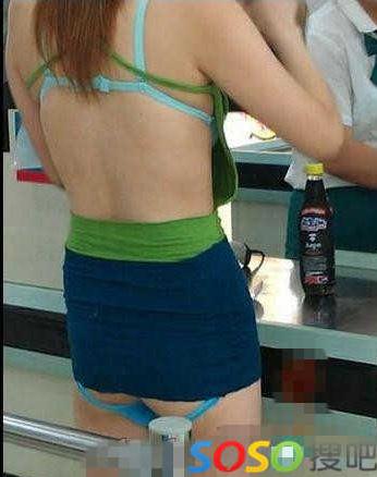 碉堡了!武汉红钢城超市暴露裸女露臀装频出没,又换新战衣