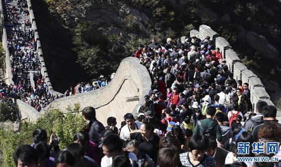 去八达岭长城上看人海:八达岭长城8万游客人海照走红网络