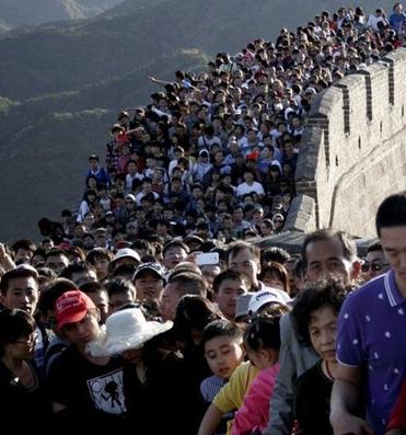 去八达岭长城上看人海:八达岭长城8万游客人海照走红网络