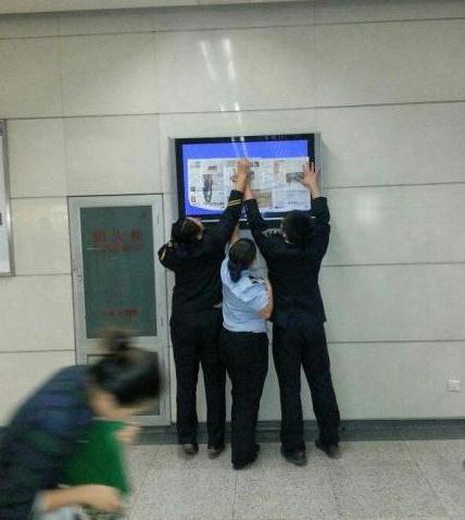 北京地铁5号线电视屏显示王鹏你妹，北京地铁官方致歉
