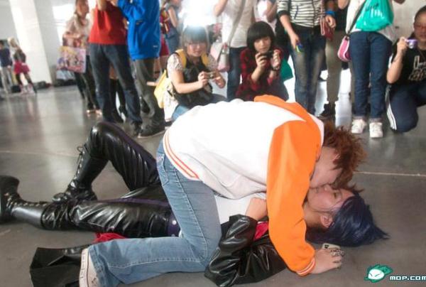 2012武汉十一光谷漫展,女女大尺度倒地激吻引热议