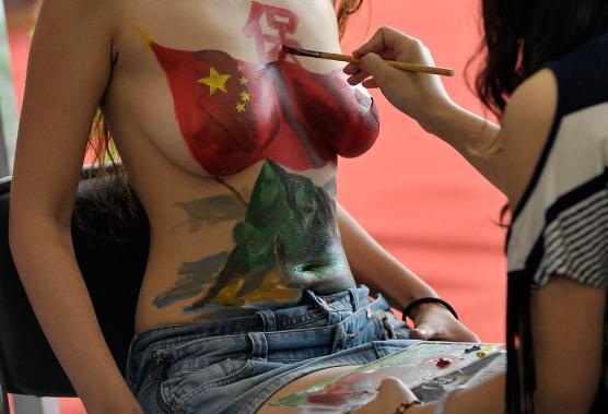 保钓彩绘,爱国还是色情促销,南京房展会现保钓美女人体彩绘