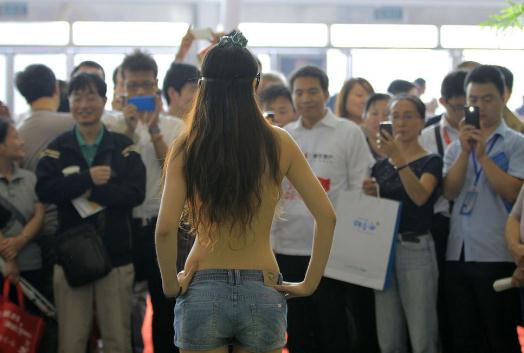 保钓彩绘,爱国还是色情促销,南京房展会现保钓美女人体彩绘